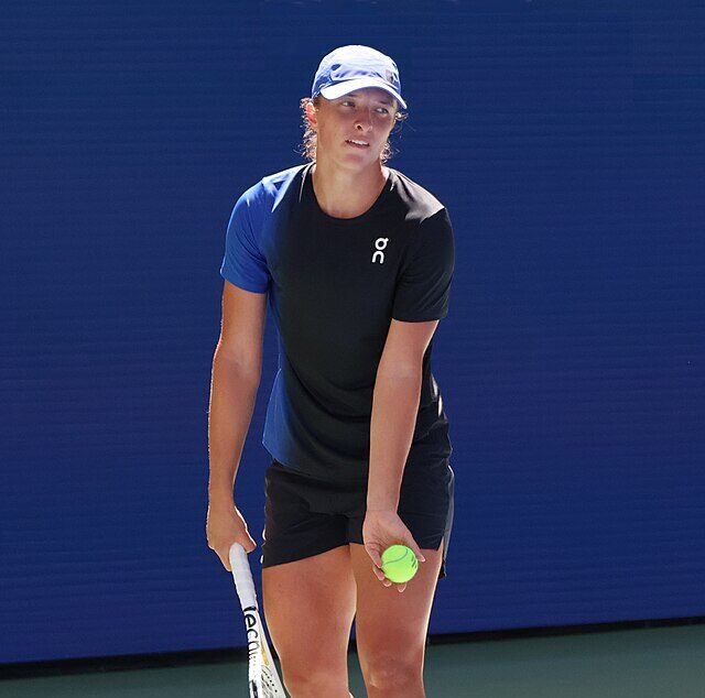 Iga Świątek z piłeczką tenisową w ręku podczas treningu