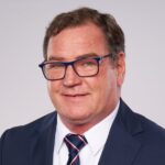 Jan Urban w garniturze
