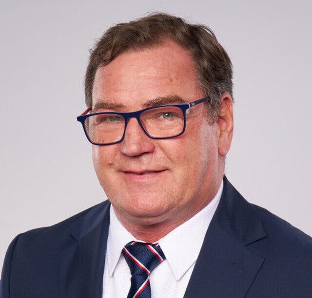 Jan Urban w garniturze