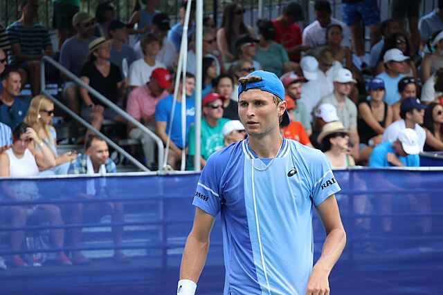 Leandro Riedi czeka na piłkę od ballboya