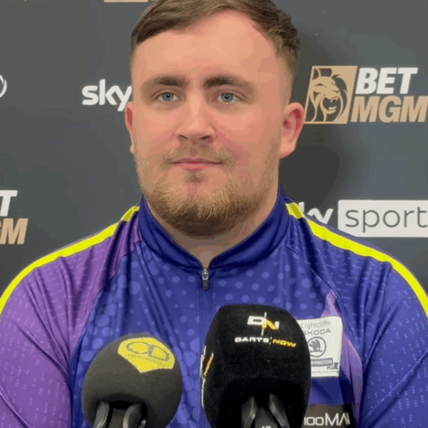 Luke Littler podczas konferencji prasowej