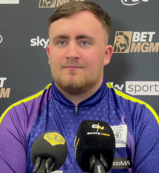 Luke Littler podczas konferencji prasowej