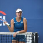 Magda Linette opiera się o siatkę