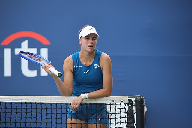 Magda Linette opiera się o siatkę