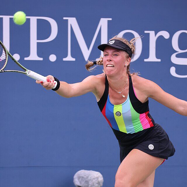 Magdalena Fręch wyciąga rakietę do przodu, aby odegrać rywalce