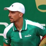 Jan Zieliński ubrany w białą czapkę i zieloną koszulkę