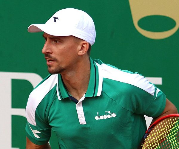 Jan Zieliński ubrany w białą czapkę i zieloną koszulkę