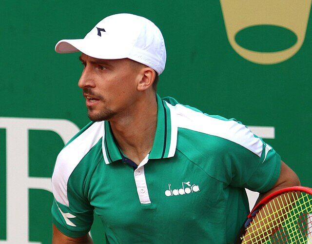 Jan Zieliński ubrany w białą czapkę i zieloną koszulkę