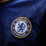 Logo Chelsea na niebieskiej koszulce