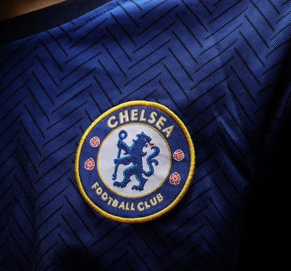 Logo Chelsea na niebieskiej koszulce
