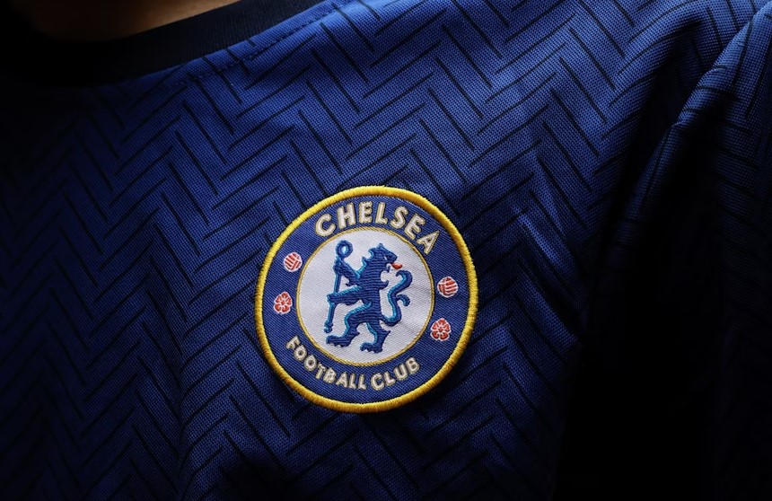Logo Chelsea na niebieskiej koszulce