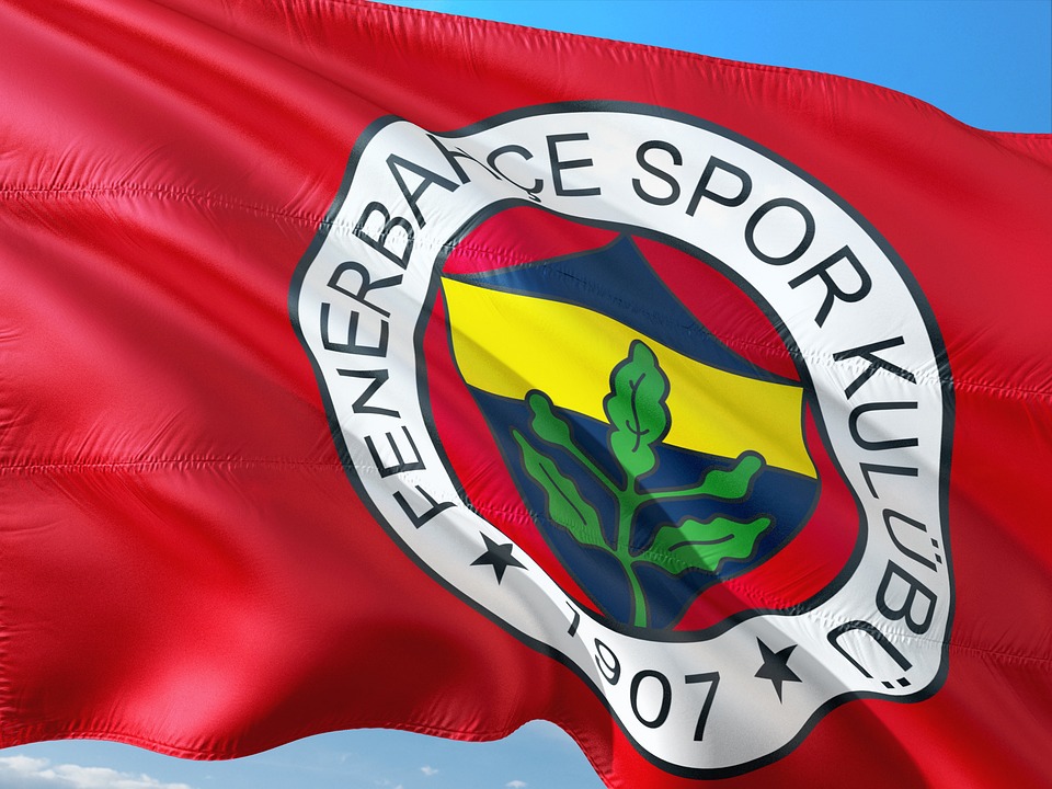 Logo Fenerbache na czerwonej fladze