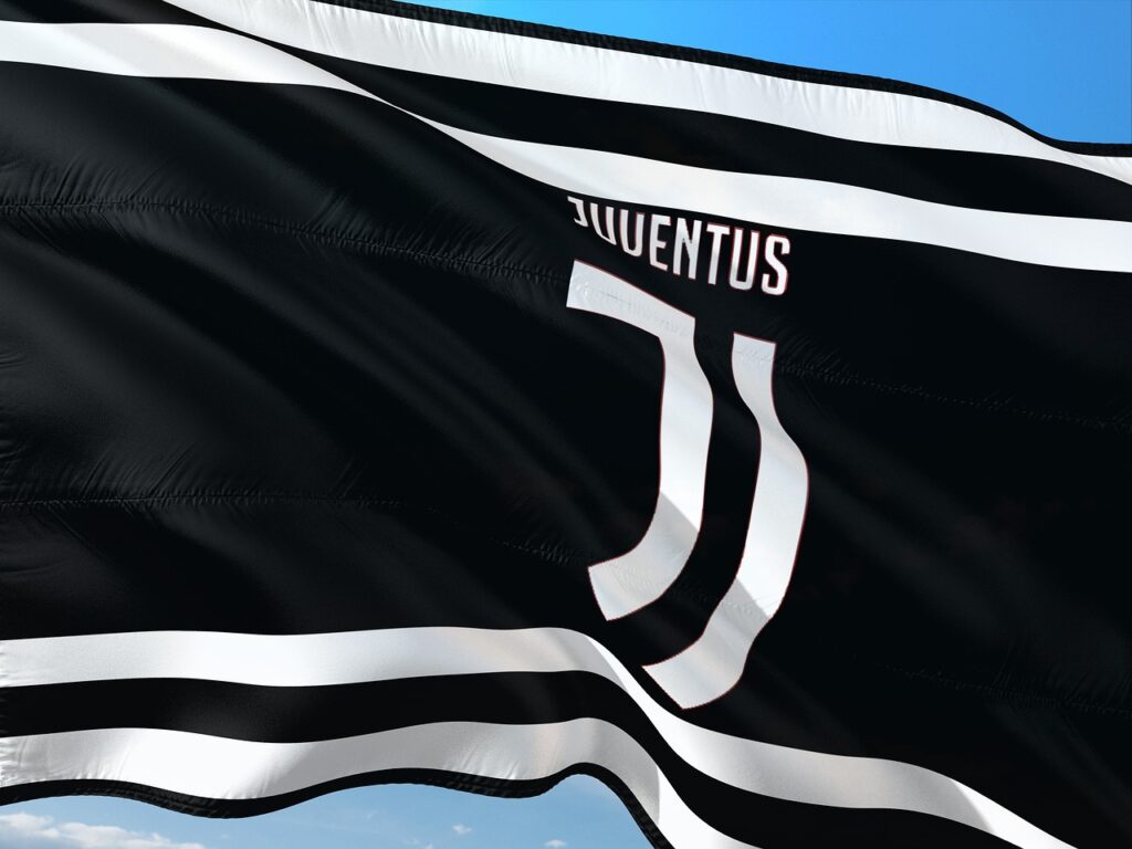 Logo Juventusu na czarnej fladze