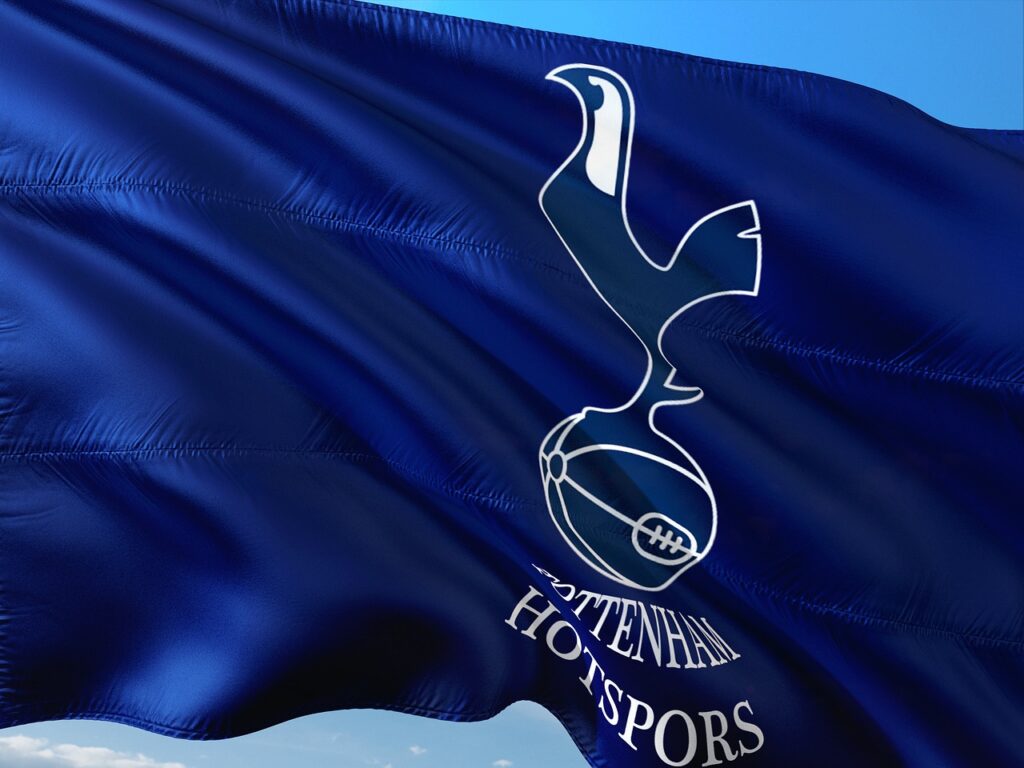 Logo Tottenham Spurs na granatowej fladze