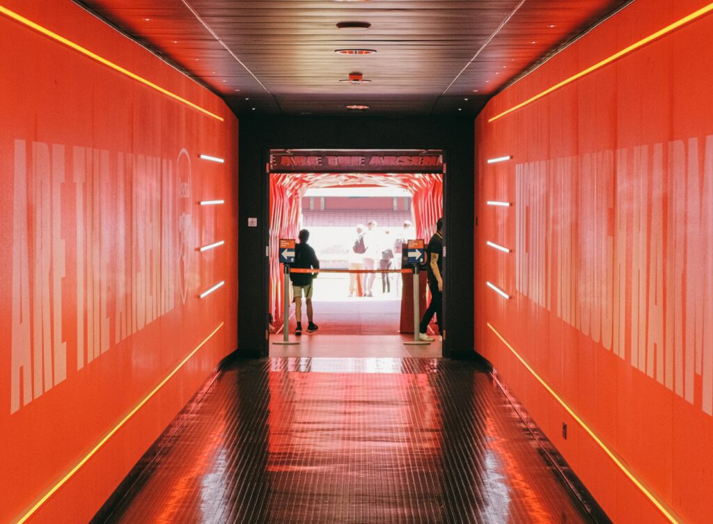 Czerwony tunel prowadzący na boisko Emirates Stadium