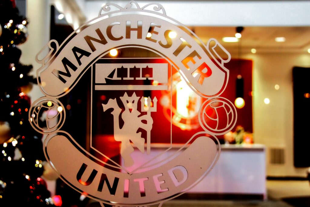 Zbliżenie na herb Manchesteru United na szkle