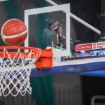 Piłka wpadająca do kosza