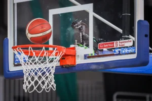 Piłka wpadająca do kosza