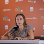 Aryna Sabalenka przy mikrofonie podczas konferencji prasowej