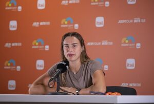 Aryna Sabalenka przy mikrofonie podczas konferencji prasowej