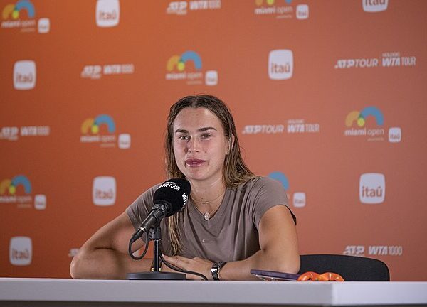 Aryna Sabalenka przy mikrofonie podczas konferencji prasowej