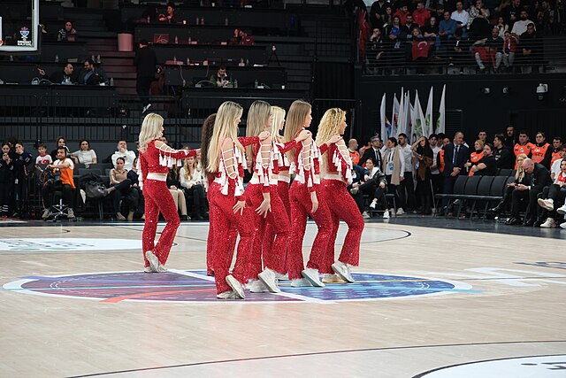 Cheerleaderki tańczące w przerwie meczu na połowie boiska