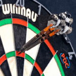 Tarczęmarki Winmau z trzema lotkami trafionymi w potrójne pole 20 punktów