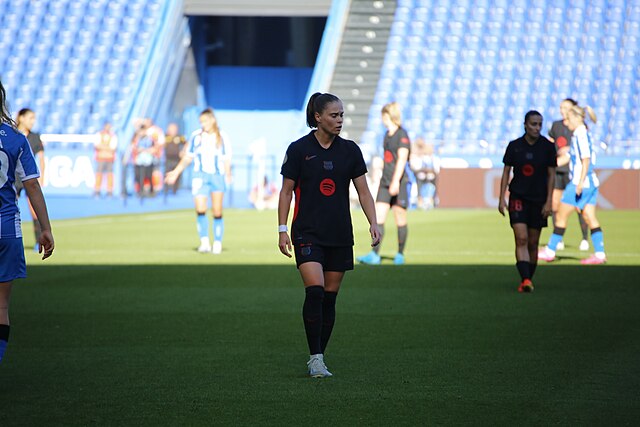 Ewa Pajor w barwach FC Barcelony chodzi po murawie