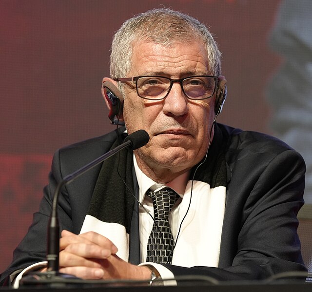 Fernando Santos przed mikrofonem podczas konferencji prasowej