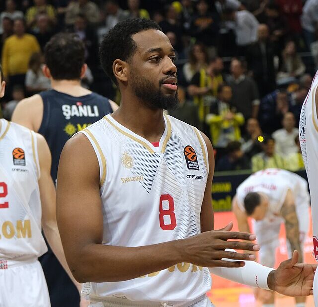 Jordan Loyd czekający na piłkę