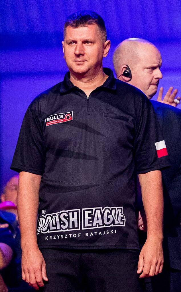 Krzysztof Ratajski stoi na baczność przed wejściem na scenę