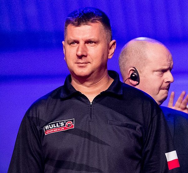 Krzysztof Ratajski stoi na baczność przed wejściem na scenę