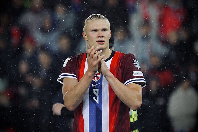 Erling Haaland w koszulce Norwegii bije brawo
