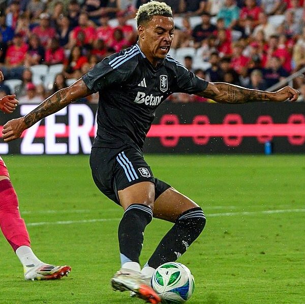 Morgan Rogers przy piłce