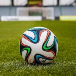 Piłka umieszczona na tle bramk