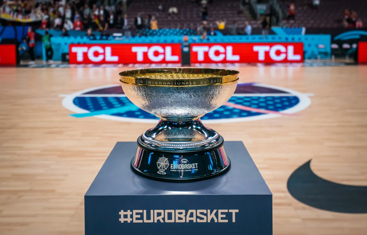 Trofeum Eurobasketu na podstawce