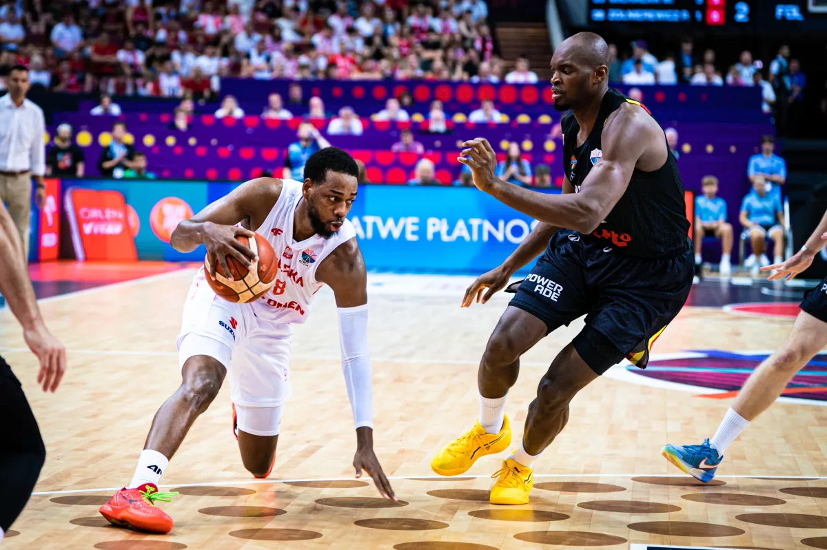 Jordany Loyd kozłuje piłkę obok obrońcy Belgii