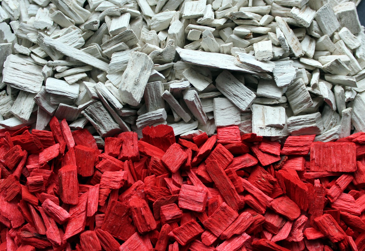 Mozaika z białych i czerwonych klocków układająca się w biało-czerwoną flagę