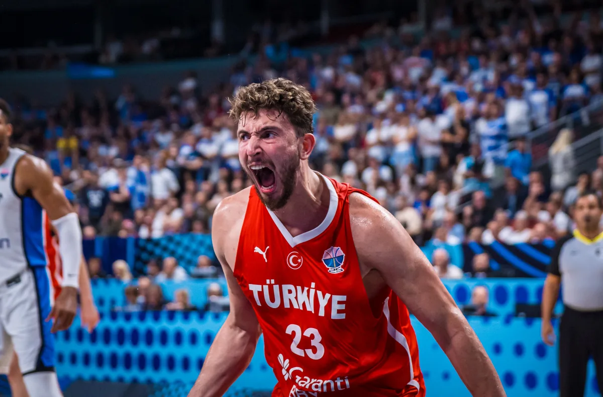 Alperen Şengün wyraża silne emocje podczas meczu, krzycząc z uniesionymi ramionami.