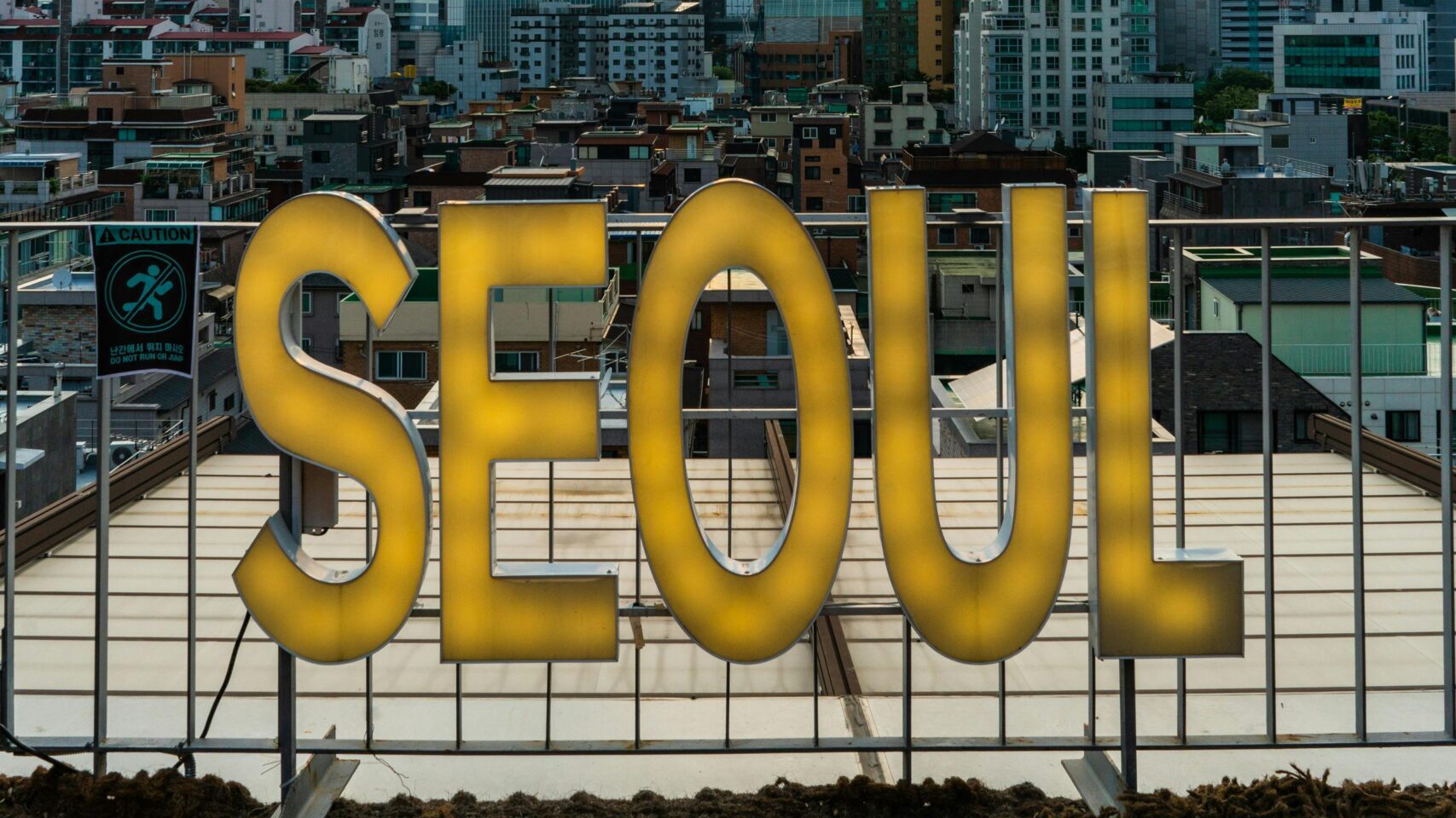 Napis 'SEOUL' na pierwszym planie