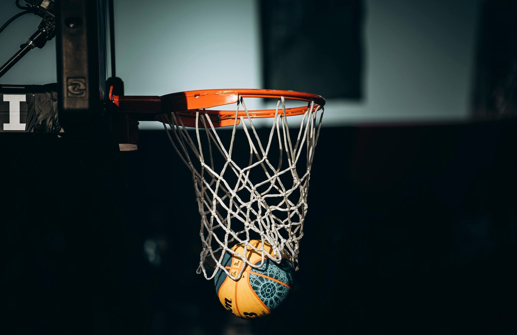 Piłka wypada z siatki po celnym koszu