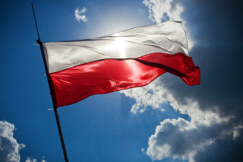 Polska flaga na tle nieba