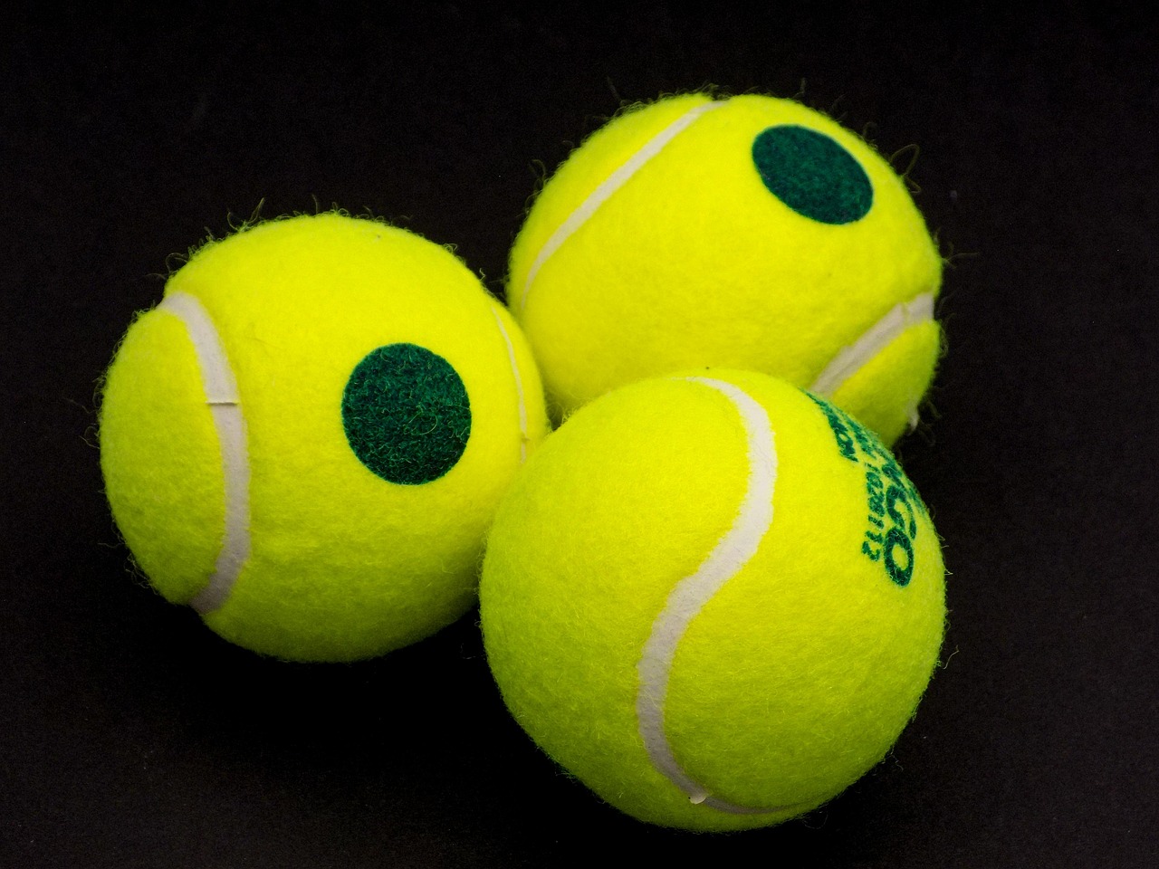 Trzy piłki tenisowe ustawione w trójkąt