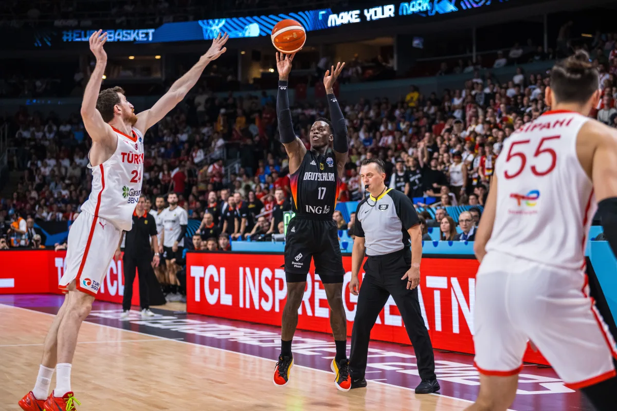 Dennis Schroeder oddający rzut za trzy punkty