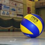 Piłka siatkarska oznaczona logo FIVB w hali
