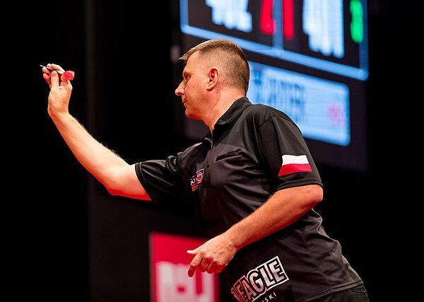 Krzysztof Ratajski rzuca do tarczy