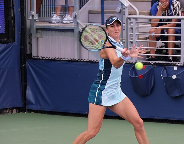 Belinda Bencić zagrywa forehand z linii końcowej