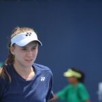 Elena Rybakina podczas rozgrzewki