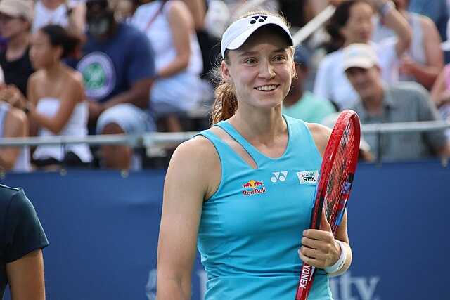 Elena Rybakina z uśmiechem trzymająca rakietę