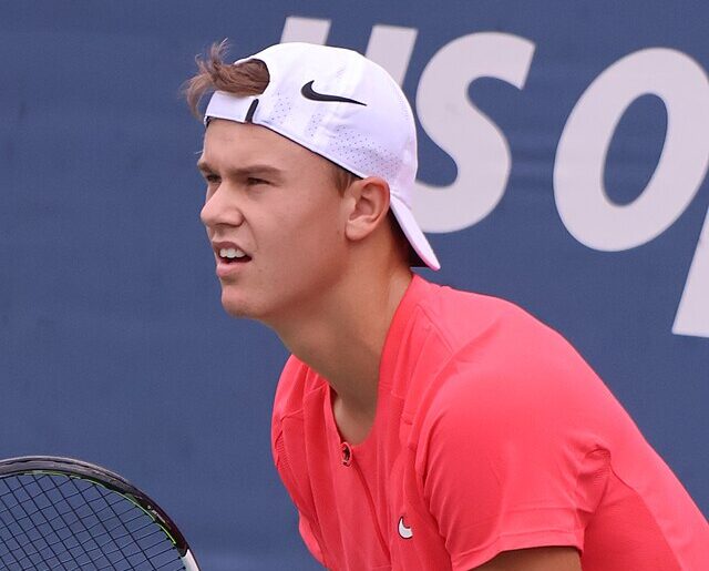 Holger Rune spoglądający w skupieniu na przeciwnika